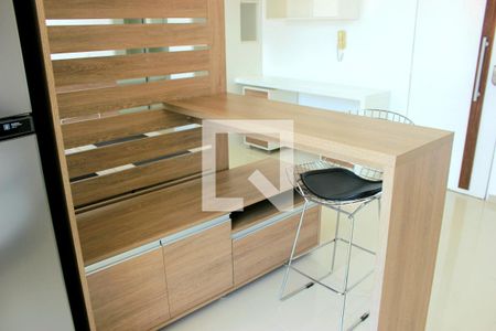 Sala com bancada para cozinha de apartamento à venda com 1 quarto, 40m² em Vila Augusta, Guarulhos