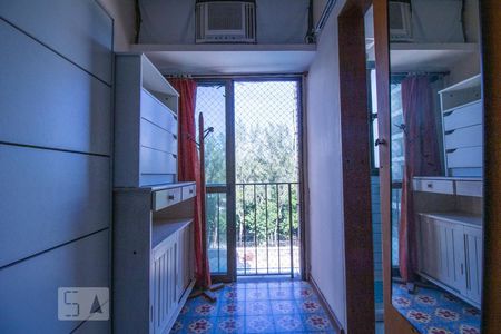 Apartamento para alugar com 100m², 1 quarto e 2 vagas Apartamento para alugar com 100m², 1 quarto e 2 vagasDetalhe da suíte