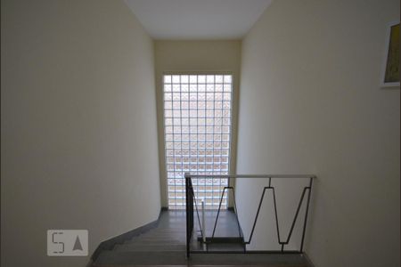 Casa para alugar com 300m², 3 quartos e 2 vagas Casa para alugar com 300m², 3 quartos e 2 vagasEscada