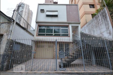 Casa para alugar com 300m², 3 quartos e 2 vagas Casa para alugar com 300m², 3 quartos e 2 vagasFachada
