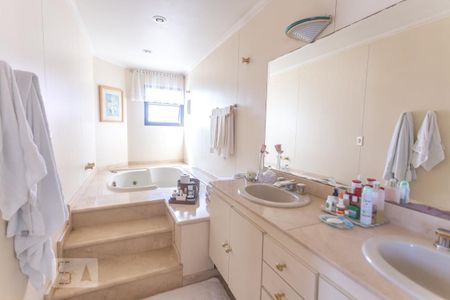 Apartamento à venda com 460m², 5 quartos e 5 vagas Apartamento à venda com 460m², 5 quartos e 5 vagasBanheiro suíte master