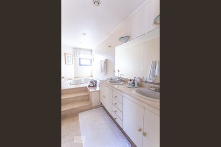 Apartamento à venda com 460m², 5 quartos e 5 vagas Apartamento à venda com 460m², 5 quartos e 5 vagasBanheiro suíte master