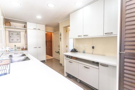 Apartamento à venda com 460m², 5 quartos e 5 vagas Apartamento à venda com 460m², 5 quartos e 5 vagasÁrea de serviço