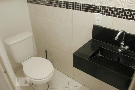 Lavabo de casa de condomínio para alugar com 2 quartos, 73m² em Chácara Canta Galo, Cotia