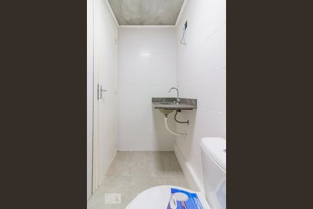 Banheiro de kitnet/studio para alugar com 1 quarto, 24m² em Azenha, Porto Alegre