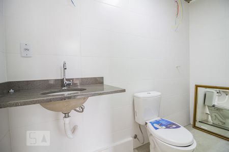 Banheiro de kitnet/studio para alugar com 1 quarto, 24m² em Azenha, Porto Alegre