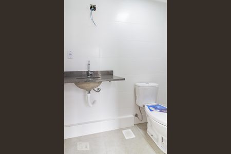 Banheiro de kitnet/studio para alugar com 1 quarto, 24m² em Azenha, Porto Alegre