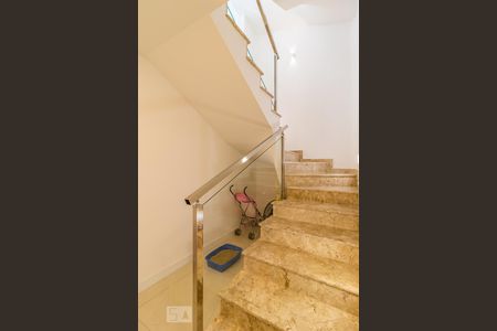 Casa de condomínio à venda com 300m², 4 quartos e 6 vagas Casa de condomínio à venda com 300m², 4 quartos e 6 vagasEscada