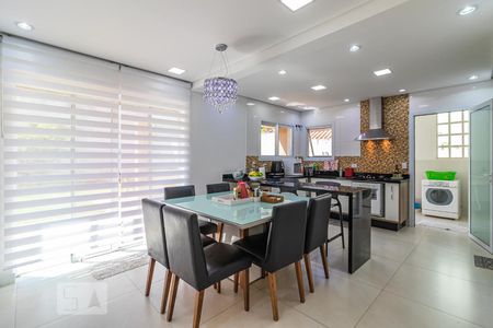 Casa de condomínio à venda com 300m², 4 quartos e 6 vagas Casa de condomínio à venda com 300m², 4 quartos e 6 vagasCozinha