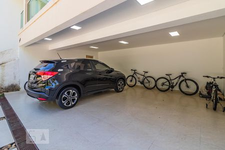 Casa de condomínio à venda com 300m², 4 quartos e 6 vagas Casa de condomínio à venda com 300m², 4 quartos e 6 vagasGaragem