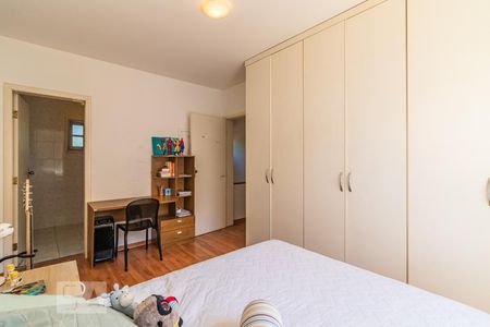 Casa de condomínio à venda com 300m², 4 quartos e 6 vagas Casa de condomínio à venda com 300m², 4 quartos e 6 vagasQuarto 4