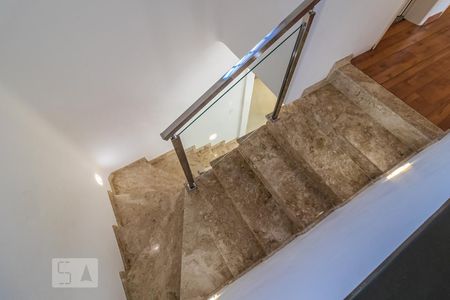 Casa de condomínio à venda com 300m², 4 quartos e 6 vagas Casa de condomínio à venda com 300m², 4 quartos e 6 vagasEscada