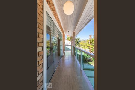 Casa de condomínio à venda com 300m², 4 quartos e 6 vagas Casa de condomínio à venda com 300m², 4 quartos e 6 vagasCorredor