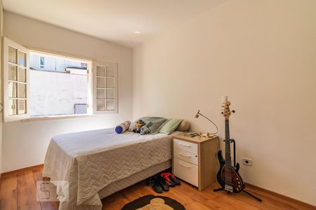 Casa de condomínio à venda com 300m², 4 quartos e 6 vagas Casa de condomínio à venda com 300m², 4 quartos e 6 vagasQuarto 4