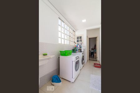 Casa de condomínio à venda com 300m², 4 quartos e 6 vagas Casa de condomínio à venda com 300m², 4 quartos e 6 vagasÁrea de Serviço