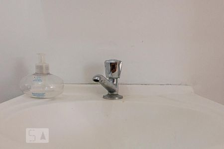 Lavabo de casa de condomínio para alugar com 3 quartos, 80m² em Vargem Pequena, Rio de Janeiro