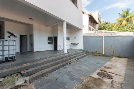 Casa para alugar com 400m², 5 quartos e 1 vaga Casa para alugar com 400m², 5 quartos e 1 vagaArea dos fundos