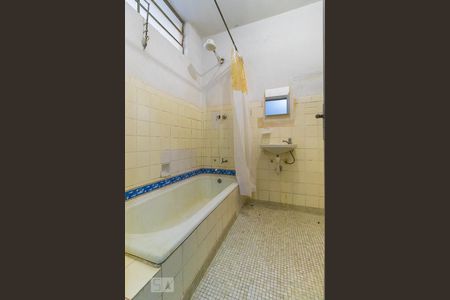 Banheiro de kitnet/studio para alugar com 1 quarto, 39m² em Centro, Campinas