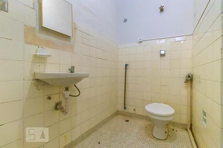 Banheiro de kitnet/studio para alugar com 1 quarto, 39m² em Centro, Campinas