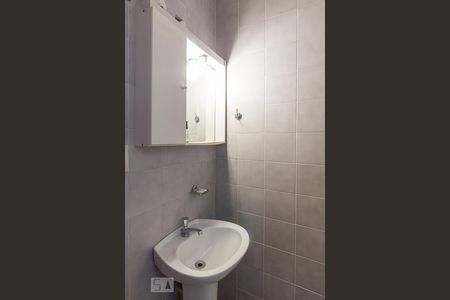 Banheiro de apartamento à venda com 1 quarto, 60m² em Petrópolis, Porto Alegre