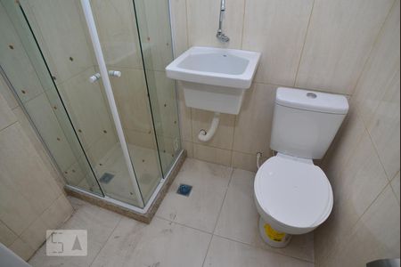 Banheiro de kitnet/studio para alugar com 1 quarto, 20m² em Catete, Rio de Janeiro