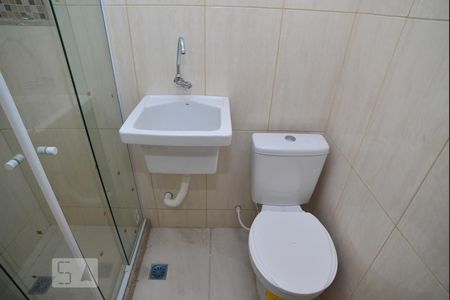 Banheiro de kitnet/studio para alugar com 1 quarto, 20m² em Catete, Rio de Janeiro