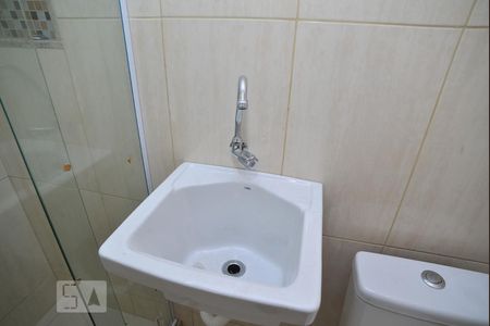 Banheiro de kitnet/studio para alugar com 1 quarto, 20m² em Catete, Rio de Janeiro