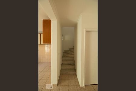 Escada de casa para alugar com 3 quartos, 160m² em Vila Firmiano Pinto, São Paulo
