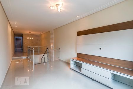 Sala e corredor de acesso de casa à venda com 3 quartos, 134m² em Vila Euthalia, São Paulo