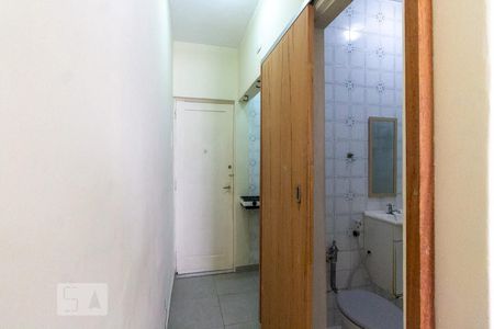 Corredor Entrada / Cozinha / Banheiro de kitnet/studio para alugar com 1 quarto, 30m² em Botafogo, Rio de Janeiro