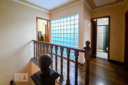 Casa para alugar com 234m², 4 quartos e 5 vagas Casa para alugar com 234m², 4 quartos e 5 vagasEscada