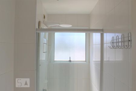 Banheiro social de apartamento à venda com 2 quartos, 58m² em Jardim Tupanci, Barueri