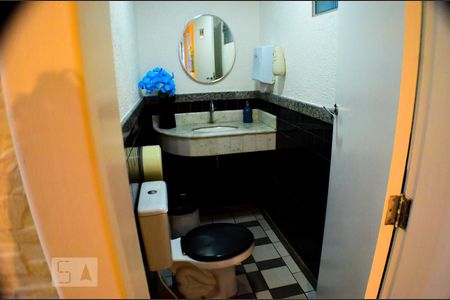 Casa para alugar com 800m², 5 quartos e 6 vagas Casa para alugar com 800m², 5 quartos e 6 vagasBanheiro da empresa