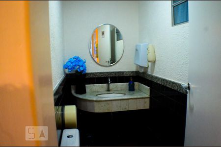 Casa para alugar com 800m², 5 quartos e 6 vagas Casa para alugar com 800m², 5 quartos e 6 vagasBanheiro da empresa