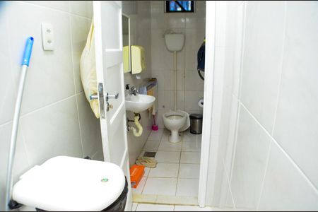 Casa para alugar com 800m², 5 quartos e 6 vagas Casa para alugar com 800m², 5 quartos e 6 vagasBanheiro da área de serviço da casa 2