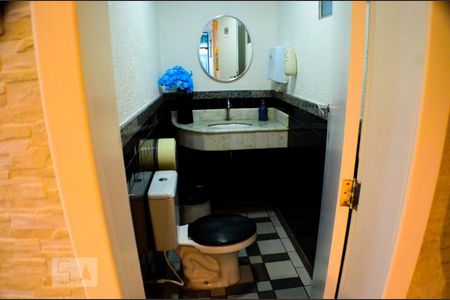 Casa para alugar com 800m², 5 quartos e 6 vagas Casa para alugar com 800m², 5 quartos e 6 vagasBanheiro da empresa