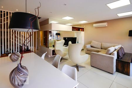 Casa de condomínio à venda com 309m², 4 quartos e 2 vagasSala