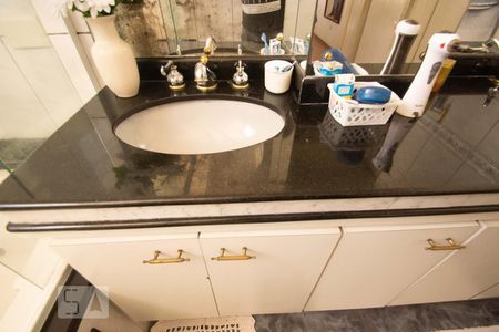 Apartamento à venda com 317m², 4 quartos e 3 vagas Apartamento à venda com 317m², 4 quartos e 3 vagasPia do Banheiro (Quarto 3)