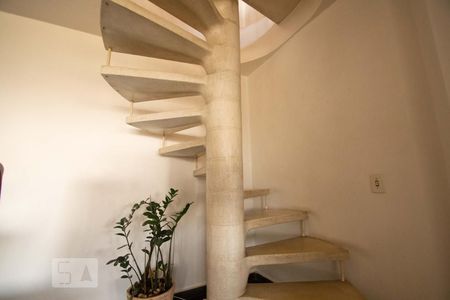 Apartamento à venda com 317m², 4 quartos e 3 vagas Apartamento à venda com 317m², 4 quartos e 3 vagasEscada