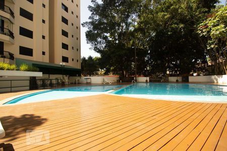 Apartamento à venda com 317m², 4 quartos e 3 vagas Apartamento à venda com 317m², 4 quartos e 3 vagasÁrea comum - Piscina
