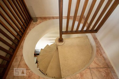 Apartamento à venda com 317m², 4 quartos e 3 vagas Apartamento à venda com 317m², 4 quartos e 3 vagasEscada