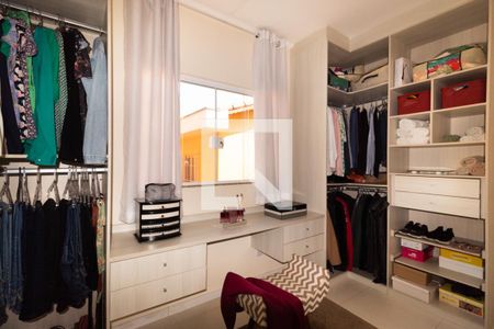 Casa à venda com 220m², 3 quartos e 2 vagas Casa à venda com 220m², 3 quartos e 2 vagasCloset da suíte