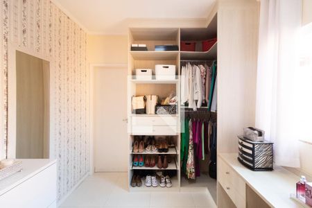 Casa à venda com 220m², 3 quartos e 2 vagas Casa à venda com 220m², 3 quartos e 2 vagasCloset da suíte