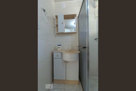Banheiro de apartamento para alugar com 2 quartos, 56m² em Humaitá, Porto Alegre