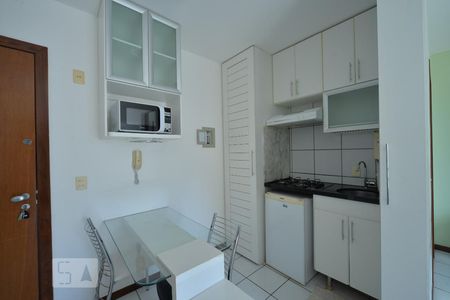Cozinha de kitnet/studio para alugar com 1 quarto, 25m² em Setor Sudoeste, Brasília