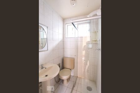 Banheiro de apartamento à venda com 2 quartos, 48m² em Cristal, Porto Alegre