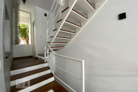 Casa de condomínio para alugar com 110m², 2 quartos e 2 vagas Casa de condomínio para alugar com 110m², 2 quartos e 2 vagasEscada