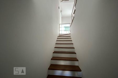 Casa de condomínio para alugar com 110m², 2 quartos e 2 vagas Casa de condomínio para alugar com 110m², 2 quartos e 2 vagasEscada