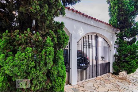 Fachada de casa à venda com 3 quartos, 300m² em Vila Madalena, São Paulo