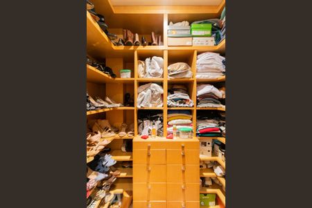 Apartamento para alugar com 210m², 3 quartos e 1 vaga Apartamento para alugar com 210m², 3 quartos e 1 vagaSuíte 1 - Closet